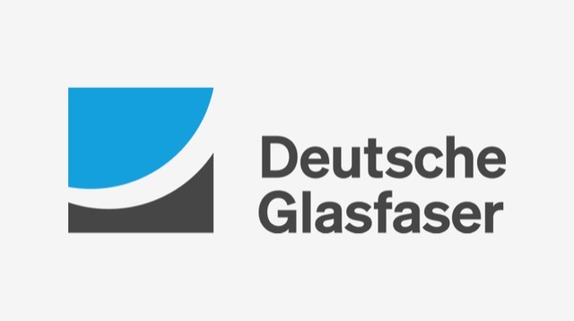 Blaues Bogen-Signet neben dem Schriftzug Deutsche Glasfaser